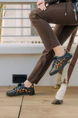 Zapatillas deportivas acordonadas, 100% cuero vacuno, tanto en su exterior como en su interior. Suela de goma de excelente calidad.