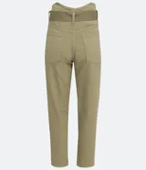 Pantalón mom color verde oliva, confeccionado en sarga, con cintura alta, cinturón con hebilla y bolsillos laterales.