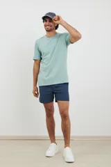 Remera verde de algodón, de corte recto y manga corta.