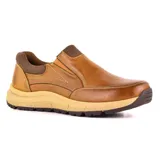 Zapato casual Hi-Tec Bedale color marrón, tipo mocasín, con elásticos laterales y suela gruesa.