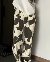 Pantalón cargo de estilo amplio con estampado de vaca en blanco y negro, de tiro alto.