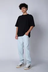 Pantalón de jean gris con efecto lavado, corte mom fit, tiro alto y pierna recta.