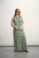 Vestido largo color verde con estampado abstracto en beige.