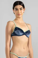 Top de bikini azul de terciopelo reciclado con textura a rayas finas y breteles ajustables. Tiene forro de poliamida y protección UV50.
