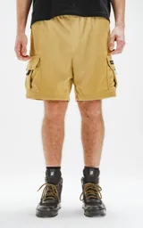 Bermuda cargo color arena de corderoy liviano, con bolsillos amplios con solapa, fuelle, detalles en cinta gross, elástico en la cintura y calce oversize.