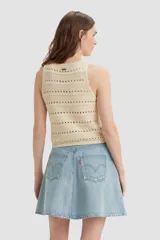 Musculosa de crochet color beige con diseño calado.