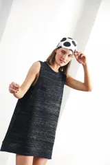 Vestido corto tejido a rayas horizontales en tonos beige, marrón, celeste y rojo. Diseño calado y corte holgado.