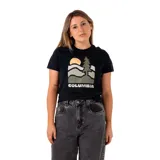 Remera de manga corta para mujer, color negro, con cuello redondo acanalado. Presenta un estampado gráfico frontal que muestra un paisaje de montañas, un sol y un pino, con el nombre de la marca Columbia en la parte inferior.