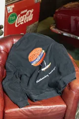 Buzo negro de algodón con estampa de hamburguesa andando en skate y texto "skateboarding hamburger".