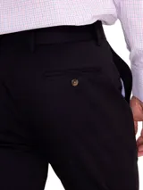 Pantalón de gabardina azul marino, de corte clásico y tiro medio. Confeccionado en algodón con tratamiento antiarrugas.