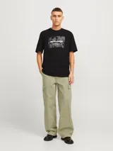 Pantalón cargo color beige, de pierna ancha, tiro medio alto y fit amplio. Cuenta con bolsillos delanteros, traseros y laterales, además de puños ajustables con cordón. Cierre con cremallera.