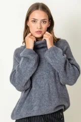 Sweater color marrón de mohair con cuello alto y mangas largas.