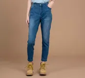 Pantalón de jean gris oscuro, corte skinny y tiro medio.
