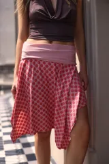 Falda midi color verde oscuro, con corte irregular y doblez en la cintura.