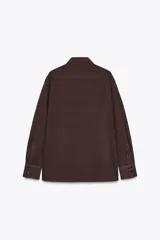 Camisa marrón de algodón con cuello solapa, manga larga con puños abotonados, bolsillo de parche en el pecho y cierre frontal con botones.