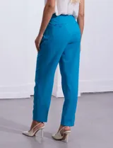Pantalón negro de gabardina elastizada, corte recto, con bolsillos delanteros y traseros. Marca Zac & Rachel.