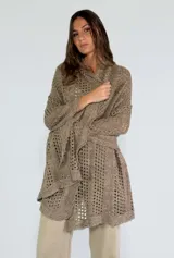 Pashmina de tejido de punto calado color crudo, con diseño abierto y mangas largas.