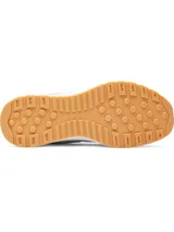 Championes urbanos Under Armour Street Mirage color gris claro, con detalles en gamuza y malla, logo de la marca en el lateral y suela blanca con detalles en color caramelo.