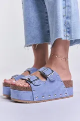 Sandalias de plataforma color lila con tachas plateadas y hebillas ajustables.