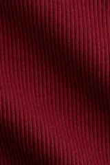 Top corto ajustado de tejido acanalado color bordó, con mangas cortas y escote bote.