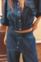 Pantalón jogger azul de lino, tiro alto con cintura elástica ajustable con cordón, bolsillos delanteros y puños elásticos.