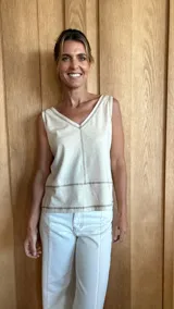 Musculosa blanca con cuello en V y costuras a contratono.