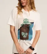 Remera blanca de algodón con estampa de una mujer con sombrero y traje de baño a rayas.