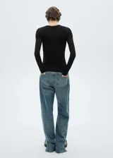 Camiseta de manga larga negra, de corte ajustado y cuello redondo.