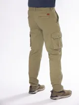 Pantalón cargo color verde militar, con múltiples bolsillos y corte ajustado.