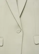 Americana de corte clásico con cuello pico, dos bolsillos de solapa y cierre delantero con botones, confeccionada en mezcla de lyocell.