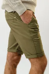 Bermuda de gabardina color verde militar con bolsillos laterales y traseros.