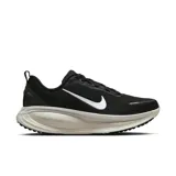Championes de running Nike Vomero 18, color negro con detalles en blanco.