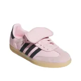 Championes Adidas Samba Lt W color rosa con detalles en negro y suela color caramelo.