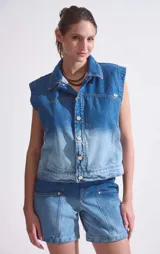 Chaleco de denim azul con degradé en blanco, cuello camisero y cierre frontal con botones.