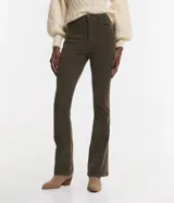 Pantalón bootcut color verde oliva, de sarga con textura cotelê.