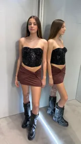 Minifalda marrón con detalle de nudo en la parte delantera.