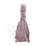 Mochila bandolera negra de Panama Jack, con correa ajustable y cierre de cremallera.