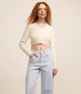 Pantalón wide leg de sarga con rayas verticales, tiro alto, trabillas en la cintura y cinco bolsillos.
