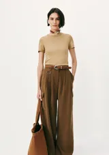 Blusa cropped marrón de tela acanalada con cuello redondo y mangas cortas.