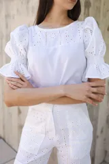 Pantalón cargo de tiro medio color blanco, confeccionado en crochet y lino broderie.