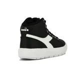Bota de caña alta tipo sneaker, color negro con logo Diadora en blanco en el lateral. Posee cordones negros y suela plataforma gruesa de goma blanca.