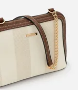 Cartera bandolera pequeña con estampado de rayas verticales en tonos beige y blanco, con detalles en marrón. Tiene cierre de cremallera, asa de cadena dorada y correa de cuero sintético marrón.
