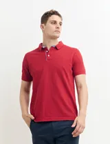 Chomba verde de piqué de algodón con cuello clásico y tapeta de dos botones. Logo bordado en el pecho.