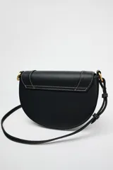 Bolso de hombro ovalado negro con asa de doble tira redonda con detalles metalizados dorados. Cierre imantado y asa de bandolera extraíble con tejido a contraste. Bolso interior con cierre mediante cremallera metálica.