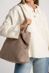 Sweater de tejido de punto grueso, color marrón y azul marino, con diseño de rayas horizontales anchas. Presenta cuello polo y abertura frontal con dos botones nacarados.