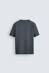 Remera color arena de corte recto, cuello redondo y mangas cortas.