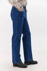 Pantalón de jean azul oscuro, de corte recto y tiro alto.