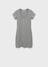 Vestido corto gris de tejido de punto de canalé, manga corta, cuello redondo y cierre parcial con botones.