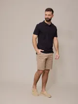 Chomba azul marino de piqué de algodón con cuello clásico y tapeta de dos botones. Logo bordado en el pecho. Corte clásico.