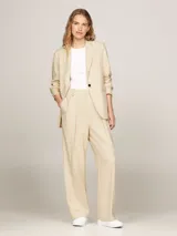 Pantalón de vestir color beige, de corte recto y tiro alto, con pinzas en la cintura y bolsillos laterales.